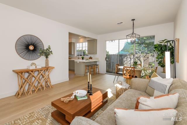 Detail Gallery Image 6 of 30 For 2083 Easton Dr, Petaluma,  CA 94952 - 3 Beds | 2/1 Baths