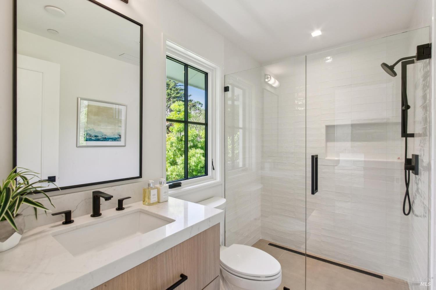 Detail Gallery Image 13 of 94 For 317 Redwood Ave, Corte Madera,  CA 94925 - 4 Beds | 3/1 Baths