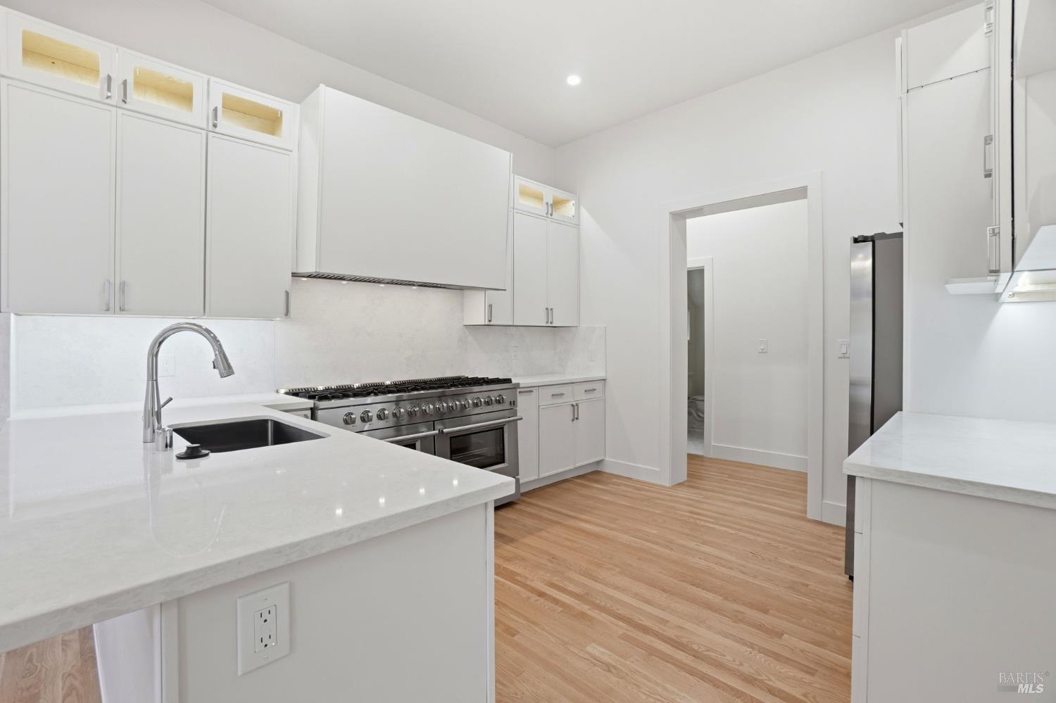 Detail Gallery Image 13 of 98 For 172 Bella Vista Ave a,  Belvedere,  CA 94920 - 4 Beds | 4/1 Baths