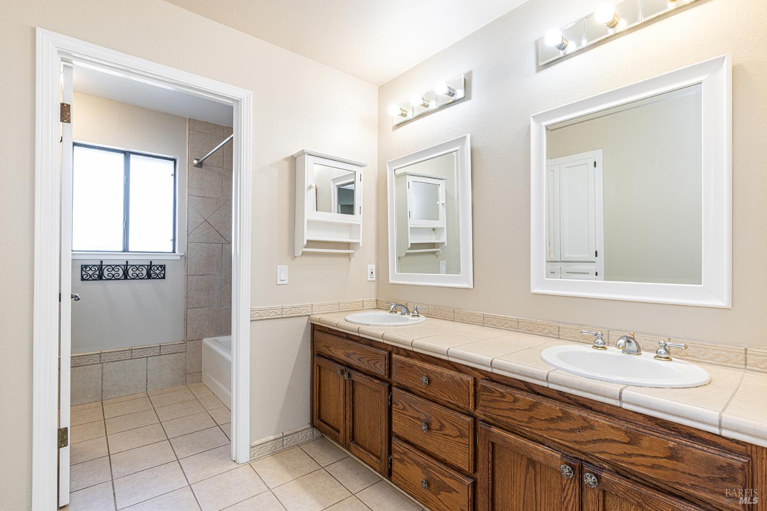 Detail Gallery Image 10 of 20 For 2183 Warwick Dr, Santa Rosa,  CA 95405 - 3 Beds | 2/1 Baths