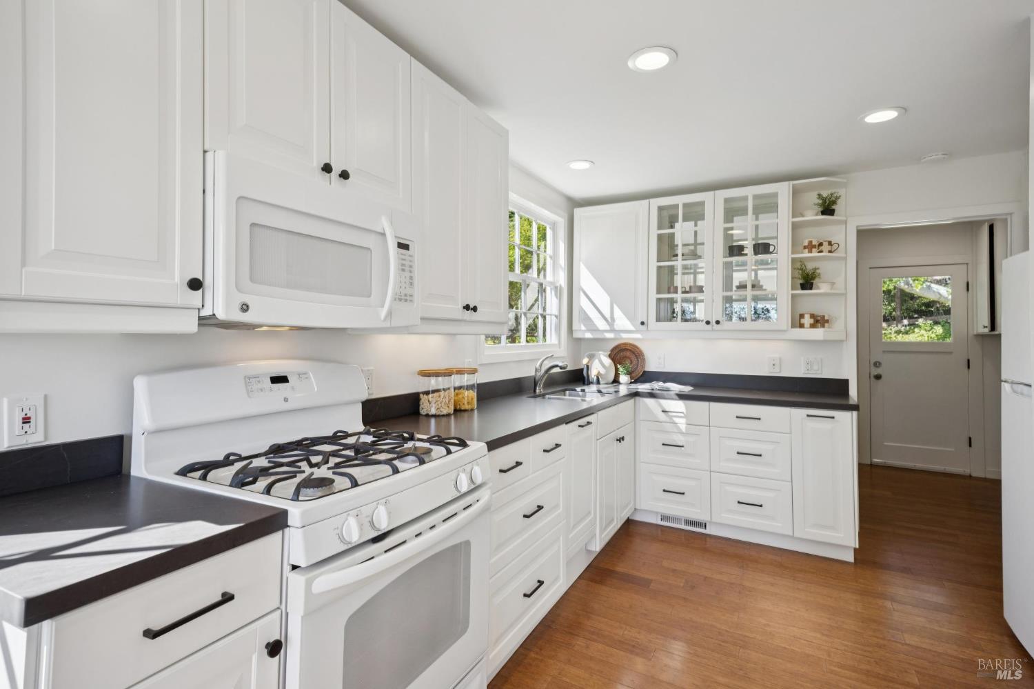 Detail Gallery Image 12 of 36 For 152 Almonte Blvd, Mill Valley,  CA 94941 - 3 Beds | 3 Baths