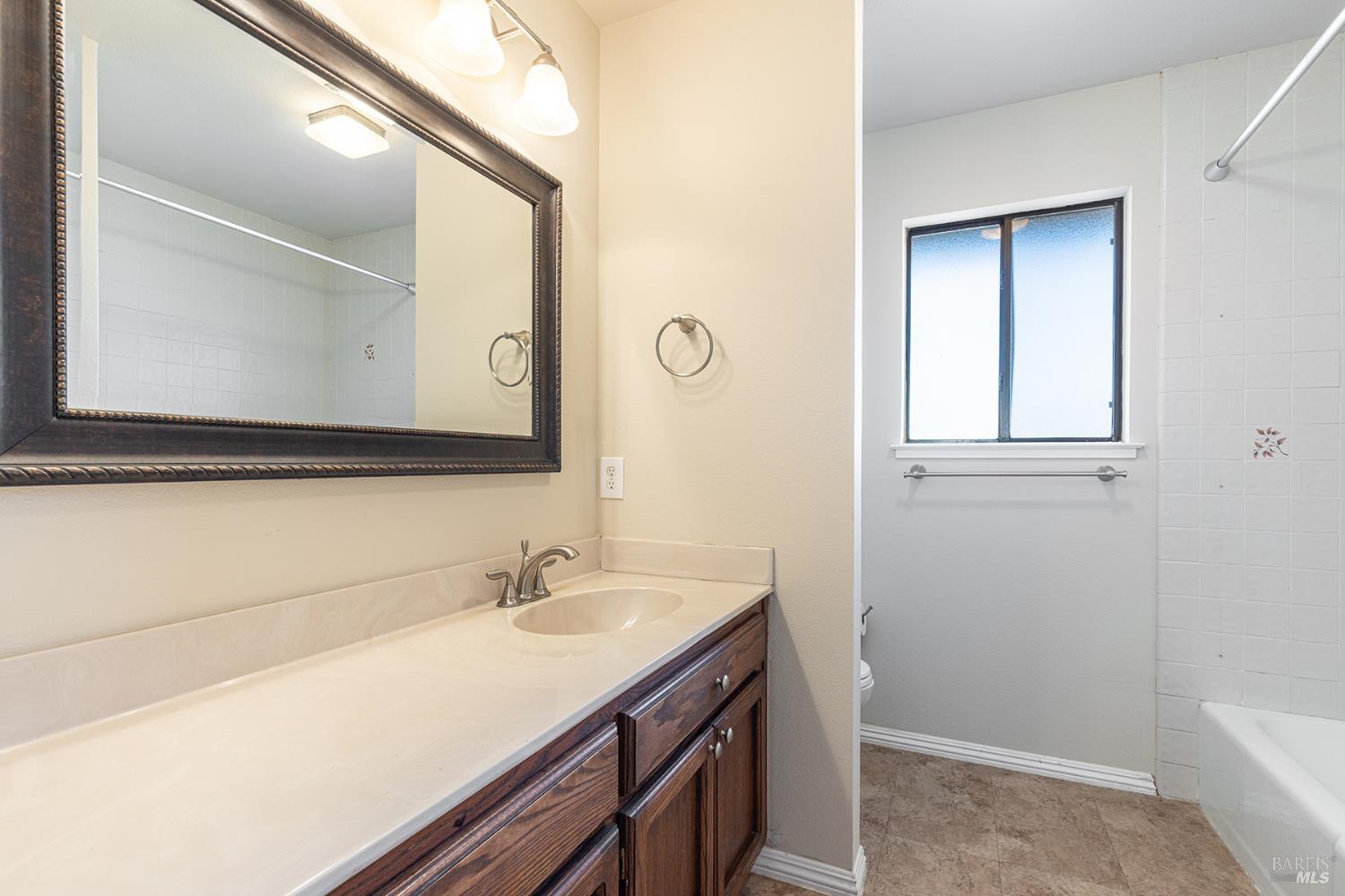 Detail Gallery Image 11 of 20 For 2183 Warwick Dr, Santa Rosa,  CA 95405 - 3 Beds | 2/1 Baths