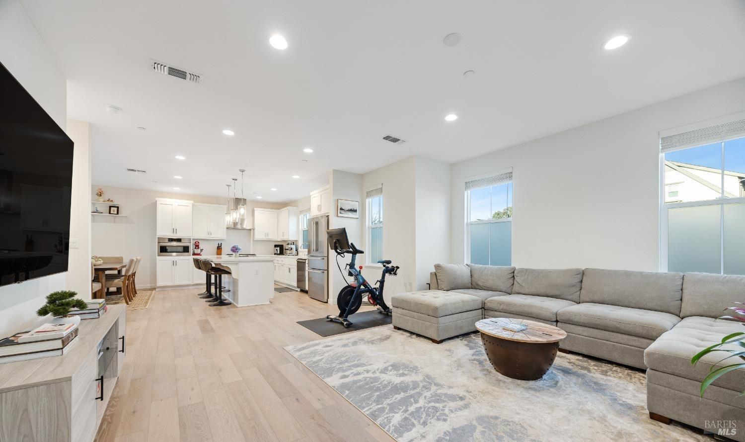 Detail Gallery Image 5 of 30 For 1747 Linden Ln, Santa Rosa,  CA 95404 - 3 Beds | 2/1 Baths