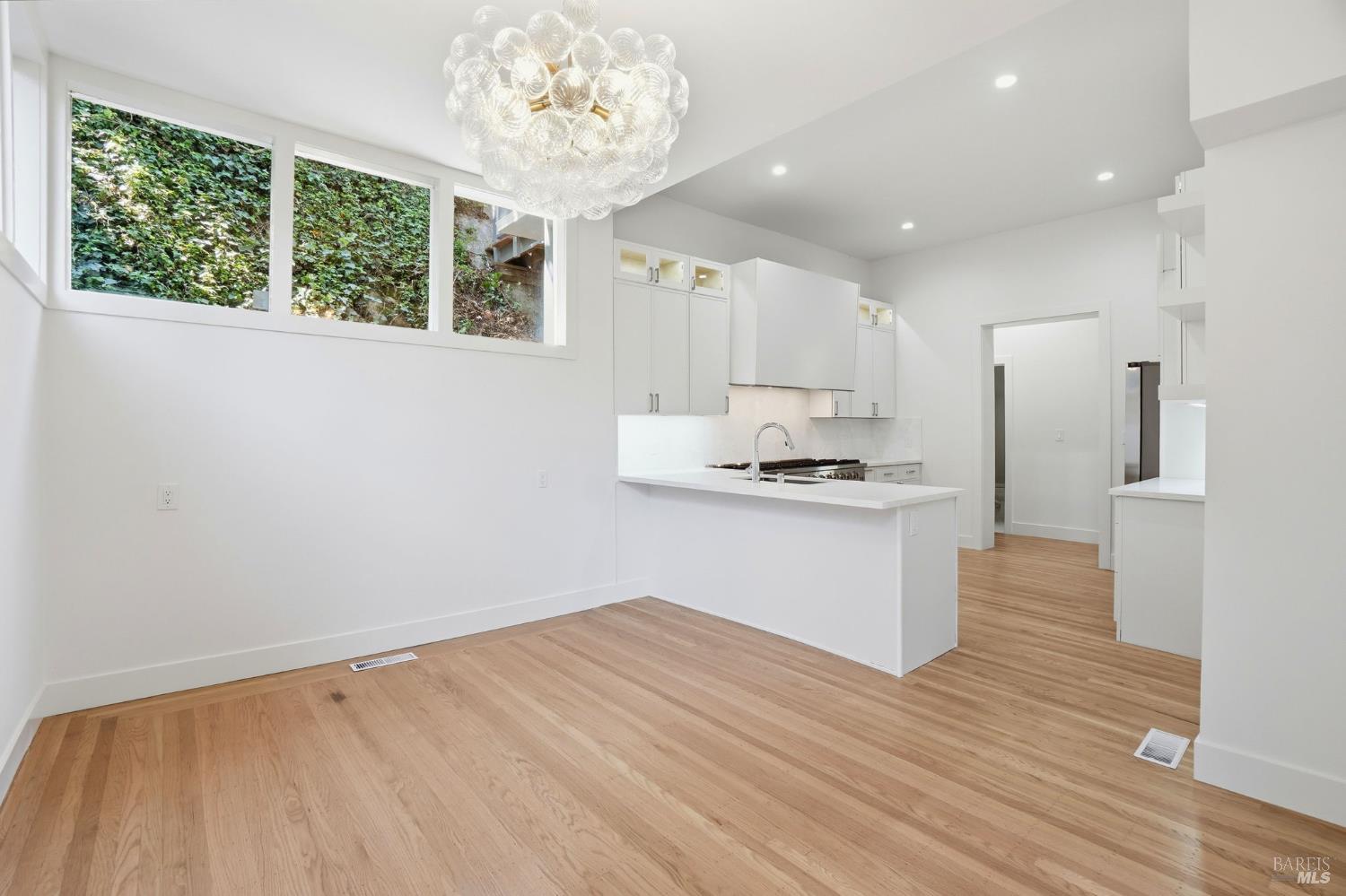 Detail Gallery Image 15 of 98 For 172 Bella Vista Ave a,  Belvedere,  CA 94920 - 4 Beds | 4/1 Baths