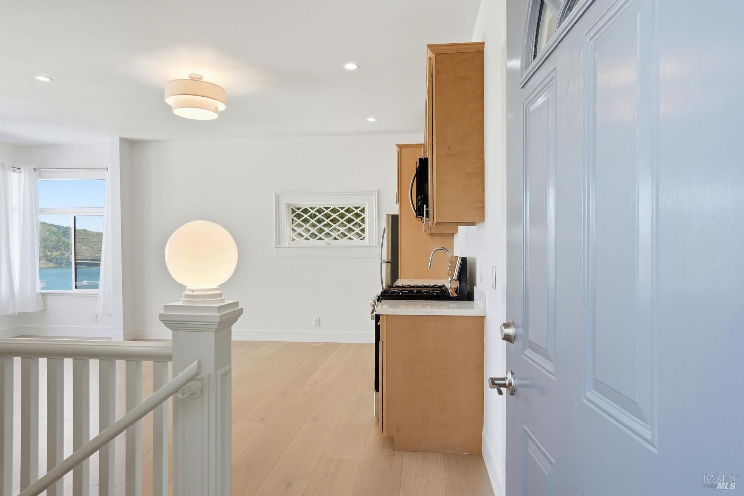 Detail Gallery Image 5 of 36 For 172 Bella Vista Ave #C,  Belvedere,  CA 94920 - 2 Beds | 2 Baths