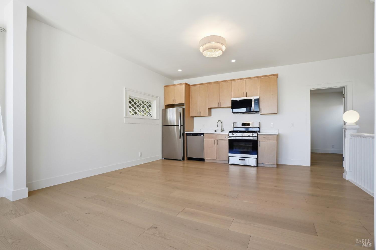 Detail Gallery Image 7 of 36 For 172 Bella Vista Ave #C,  Belvedere,  CA 94920 - 2 Beds | 2 Baths