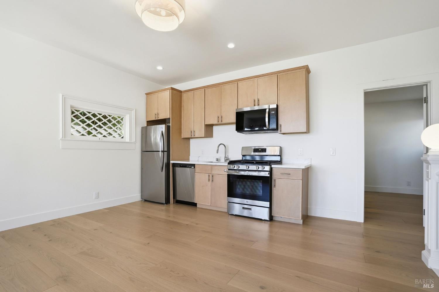 Detail Gallery Image 3 of 36 For 172 Bella Vista Ave #C,  Belvedere,  CA 94920 - 2 Beds | 2 Baths