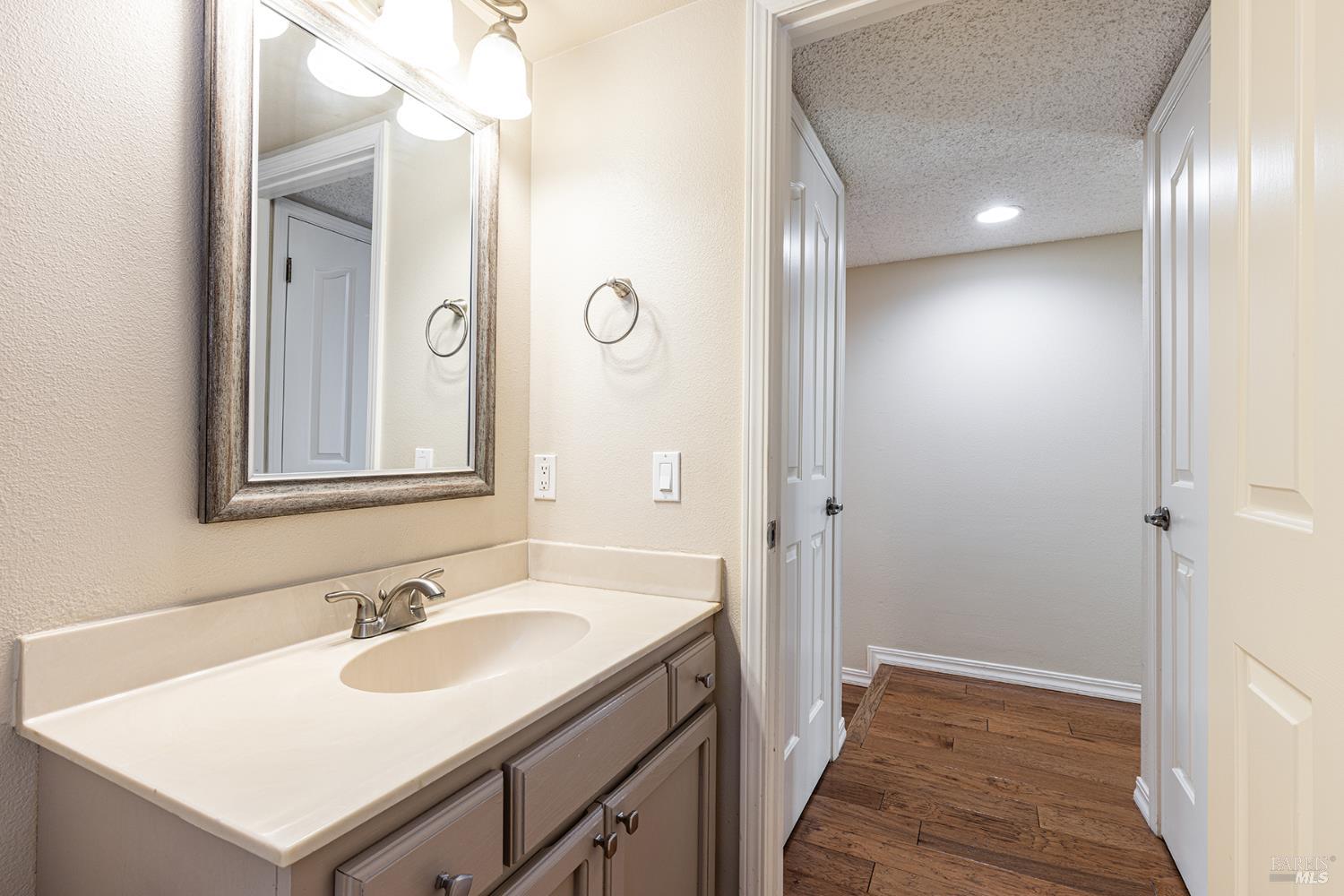 Detail Gallery Image 12 of 20 For 2183 Warwick Dr, Santa Rosa,  CA 95405 - 3 Beds | 2/1 Baths