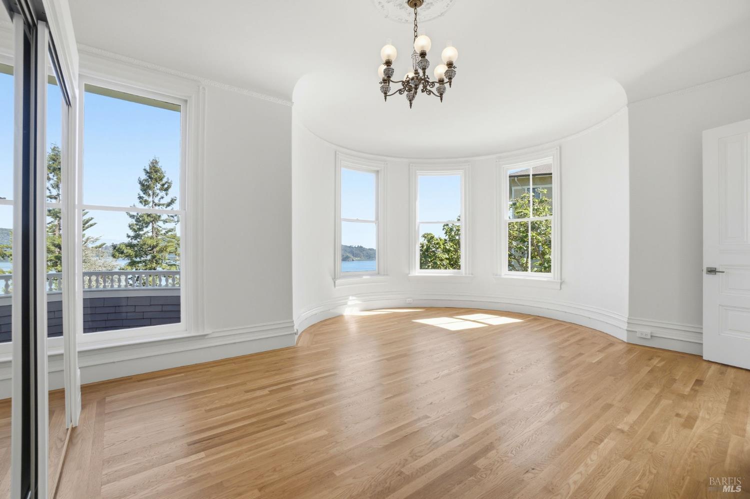 Detail Gallery Image 26 of 98 For 172 Bella Vista Ave a,  Belvedere,  CA 94920 - 4 Beds | 4/1 Baths