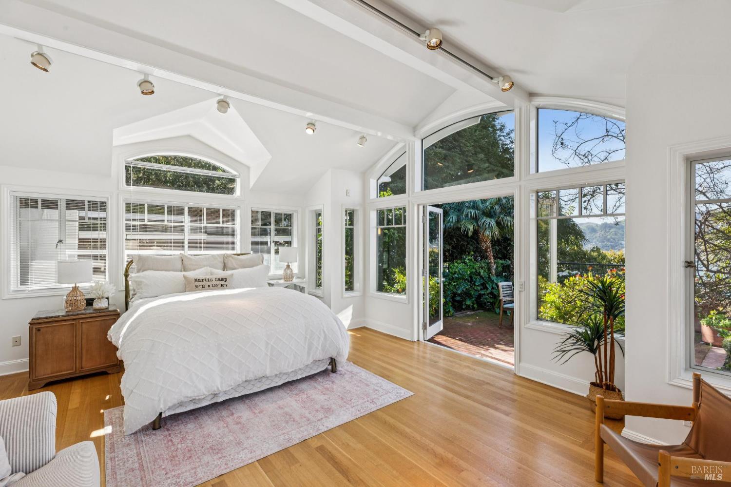 Detail Gallery Image 25 of 60 For 335 Golden Gate Ave, Belvedere,  CA 94920 - 4 Beds | 4/1 Baths