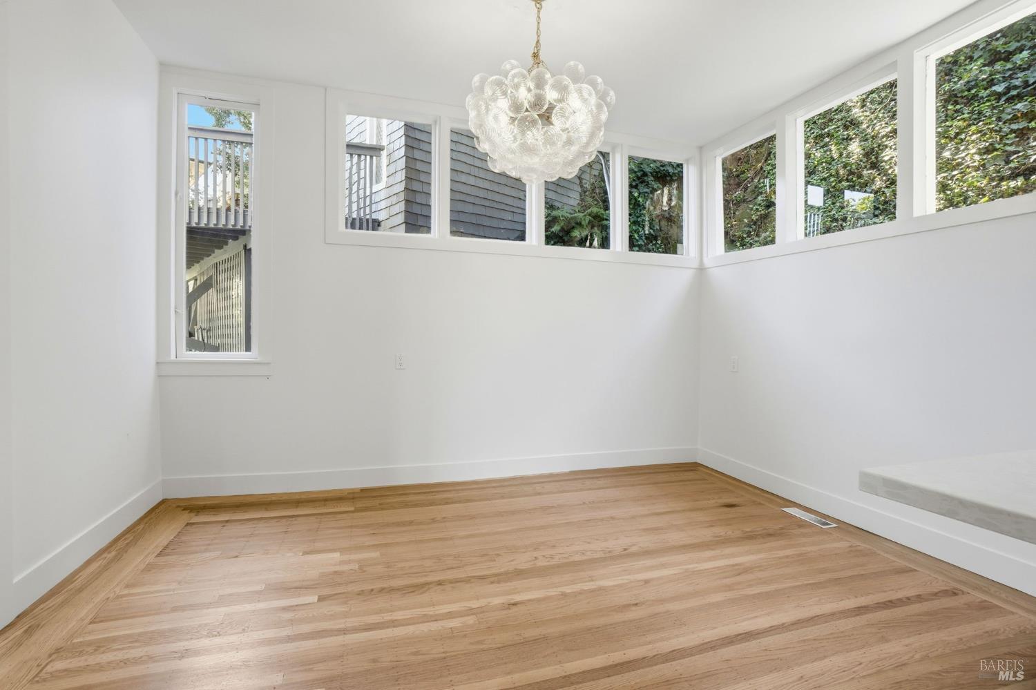 Detail Gallery Image 14 of 98 For 172 Bella Vista Ave a,  Belvedere,  CA 94920 - 4 Beds | 4/1 Baths