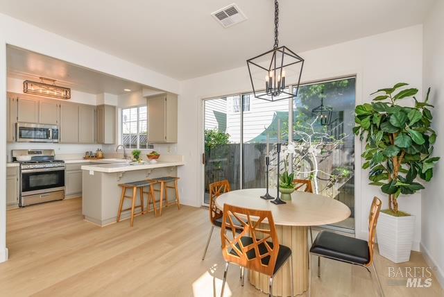 Detail Gallery Image 4 of 30 For 2083 Easton Dr, Petaluma,  CA 94952 - 3 Beds | 2/1 Baths