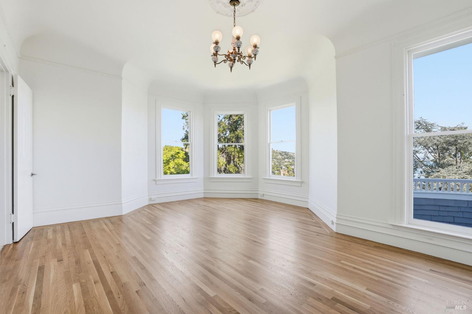 Detail Gallery Image 28 of 98 For 172 Bella Vista Ave a,  Belvedere,  CA 94920 - 4 Beds | 4/1 Baths