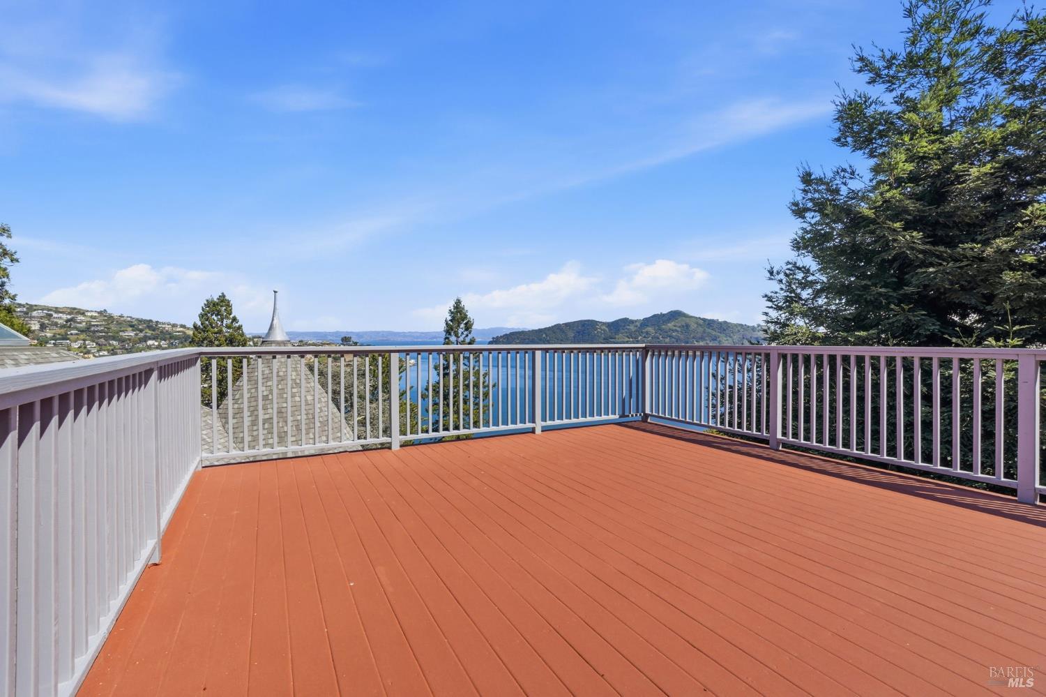 Detail Gallery Image 2 of 36 For 172 Bella Vista Ave #C,  Belvedere,  CA 94920 - 2 Beds | 2 Baths
