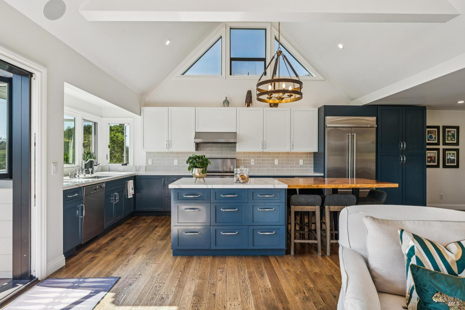 Detail Gallery Image 14 of 63 For 10 Elkhorn Way, San Anselmo,  CA 94960 - 4 Beds | 3 Baths