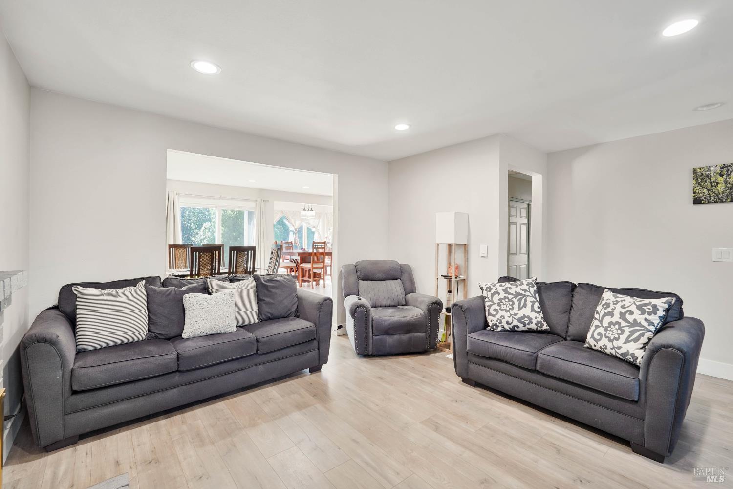 Detail Gallery Image 5 of 24 For 2363 Oceanic Ct, Fairfield,  CA 94533 - 3 Beds | 2 Baths