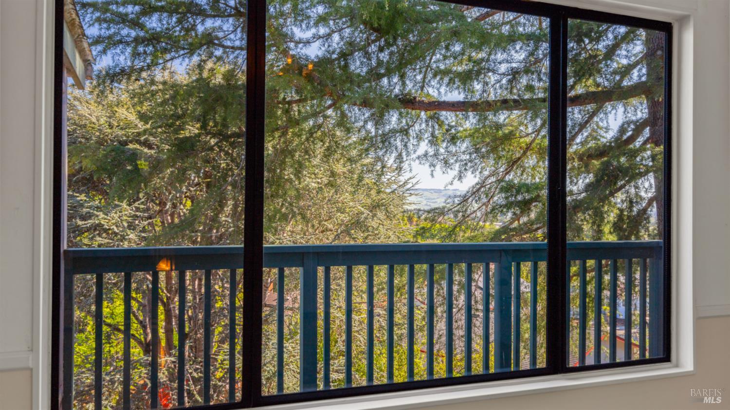 Detail Gallery Image 11 of 83 For 1104 Birch Dr, Petaluma,  CA 94952 - 5 Beds | 2 Baths