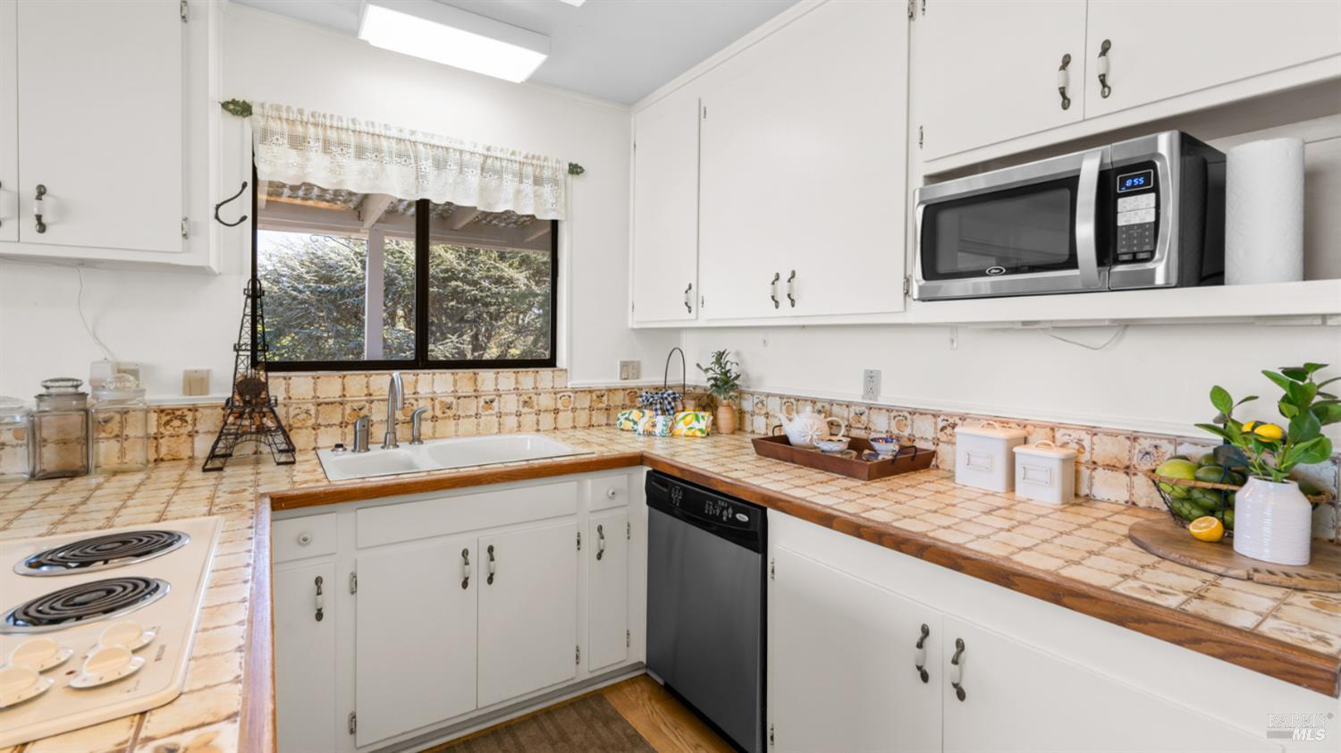 Detail Gallery Image 22 of 83 For 1104 Birch Dr, Petaluma,  CA 94952 - 5 Beds | 2 Baths