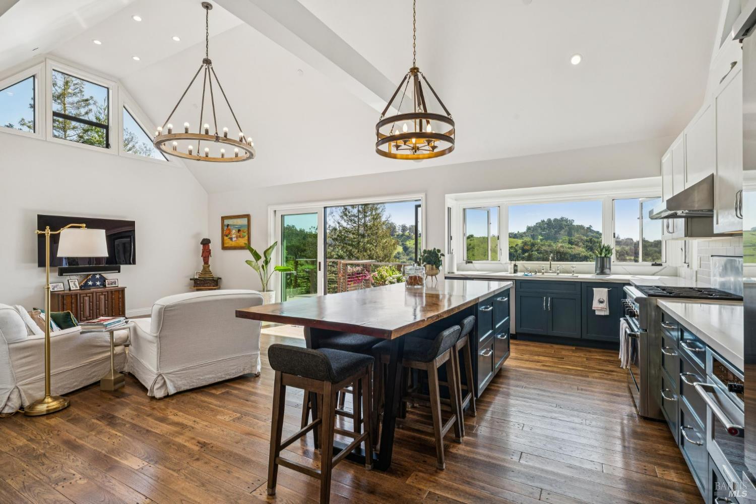 Detail Gallery Image 18 of 63 For 10 Elkhorn Way, San Anselmo,  CA 94960 - 4 Beds | 3 Baths