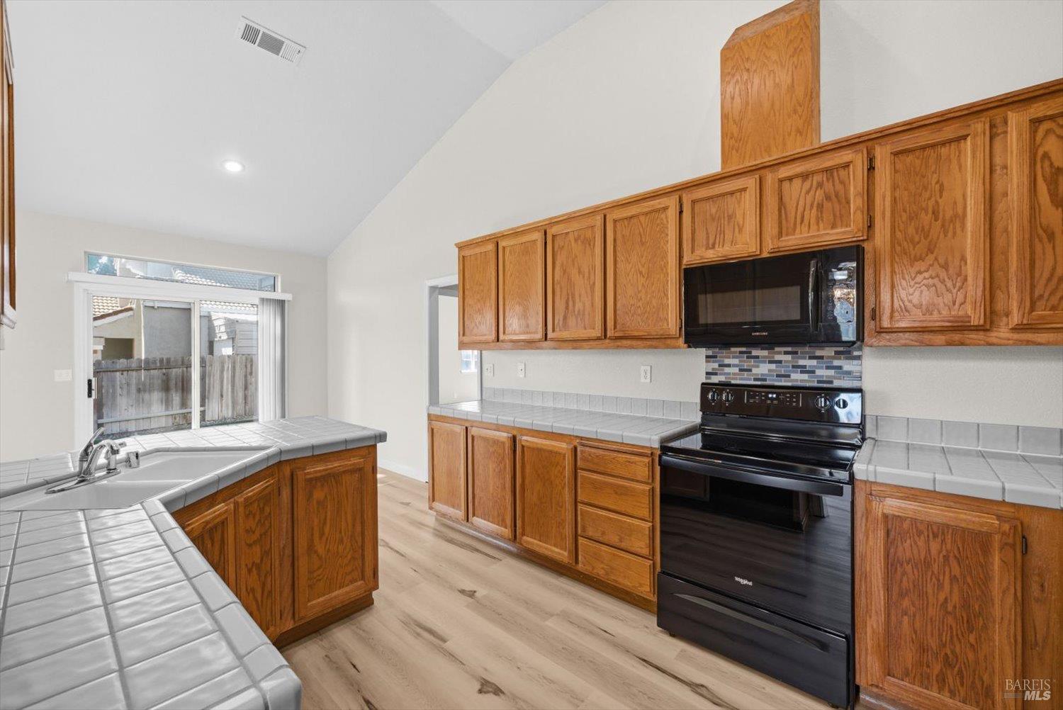 Detail Gallery Image 25 of 58 For 212 Laurelwood Way, Vacaville,  CA 95687 - 3 Beds | 2 Baths