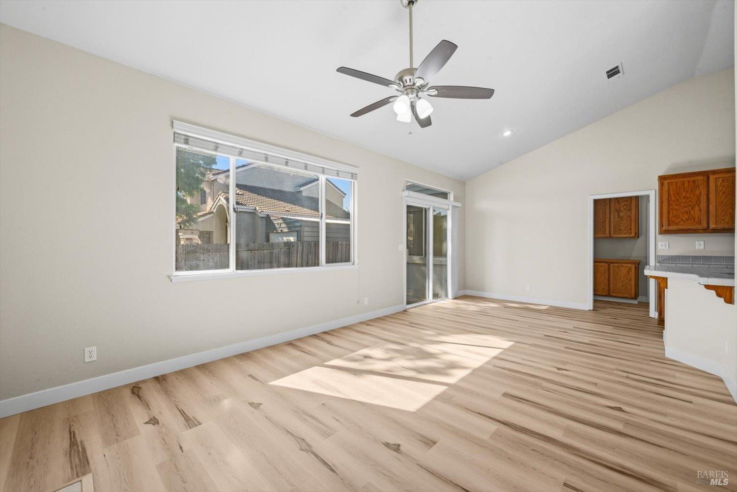 Detail Gallery Image 21 of 58 For 212 Laurelwood Way, Vacaville,  CA 95687 - 3 Beds | 2 Baths