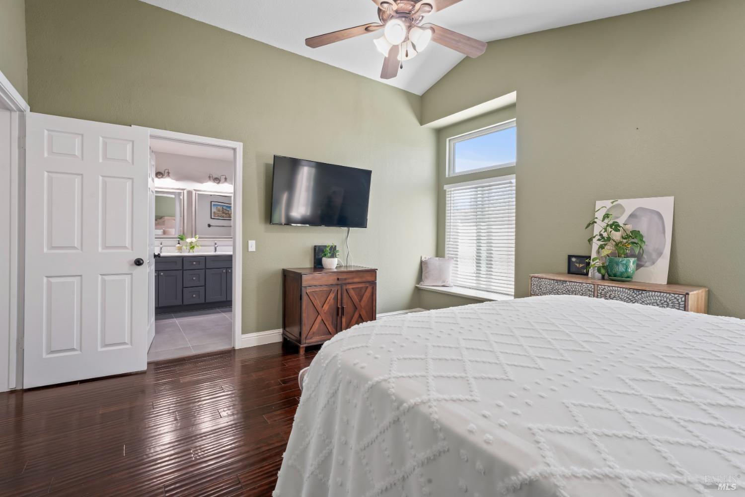 Detail Gallery Image 22 of 60 For 406 Rolling Oak Dr, Vacaville,  CA 95688 - 4 Beds | 2/1 Baths