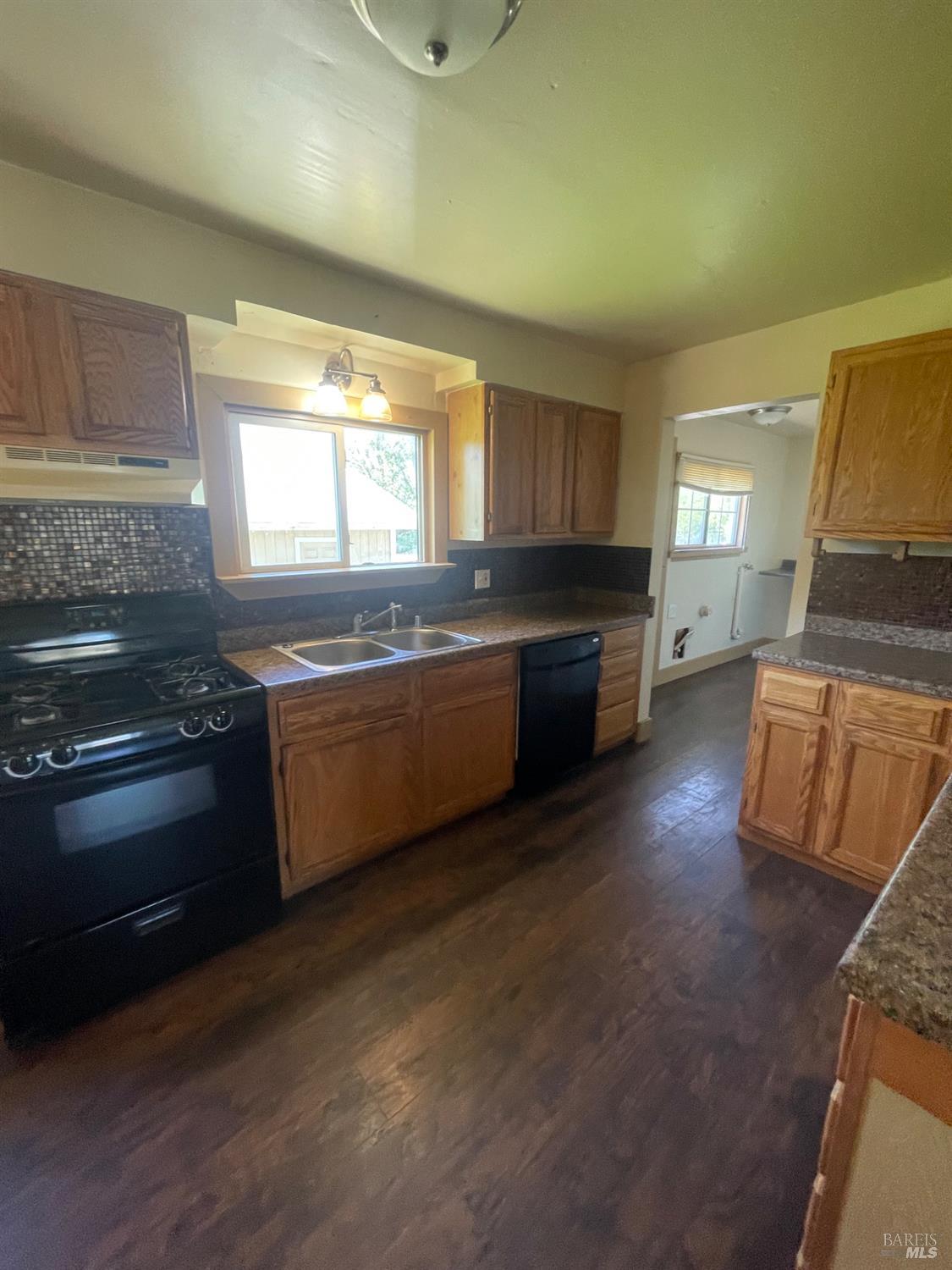 Detail Gallery Image 8 of 12 For 3640 Gravenstein Hwy, Sebastopol,  CA 95472 - 2 Beds | 2 Baths