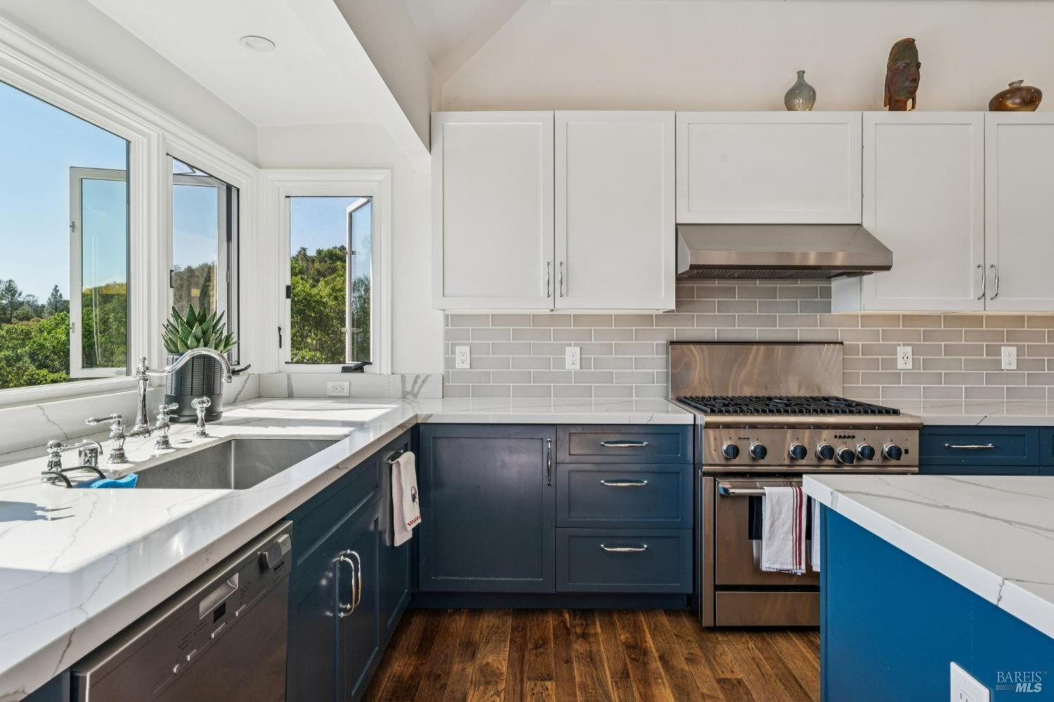 Detail Gallery Image 17 of 63 For 10 Elkhorn Way, San Anselmo,  CA 94960 - 4 Beds | 3 Baths