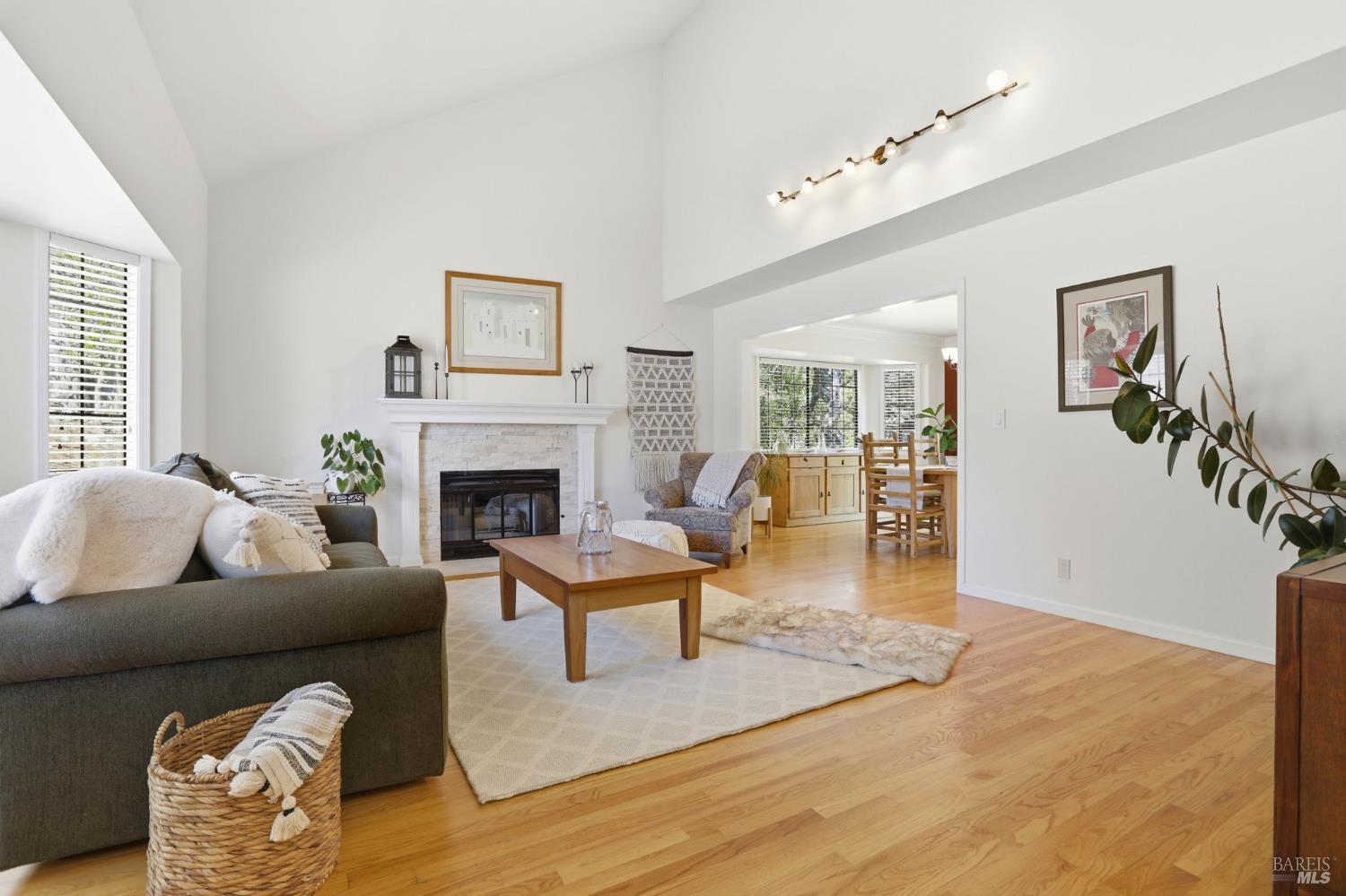 Detail Gallery Image 7 of 44 For 85 San Domingo Way, Novato,  CA 94945 - 4 Beds | 2/1 Baths