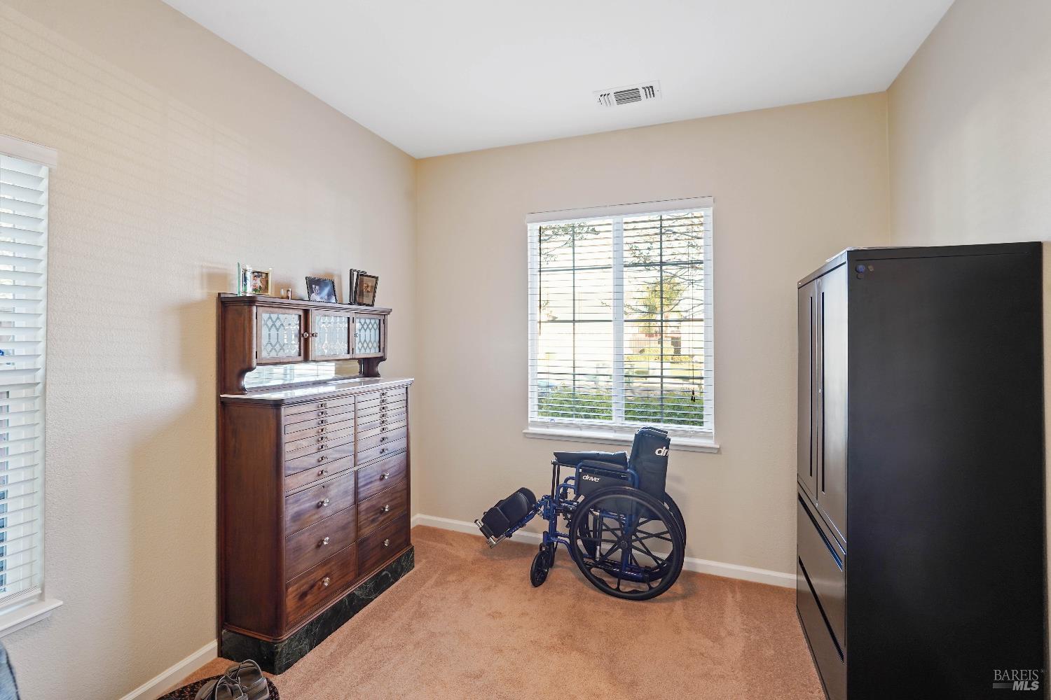 Detail Gallery Image 4 of 26 For 379 Grand Canyon Dr, Vacaville,  CA 95687 - 2 Beds | 2 Baths