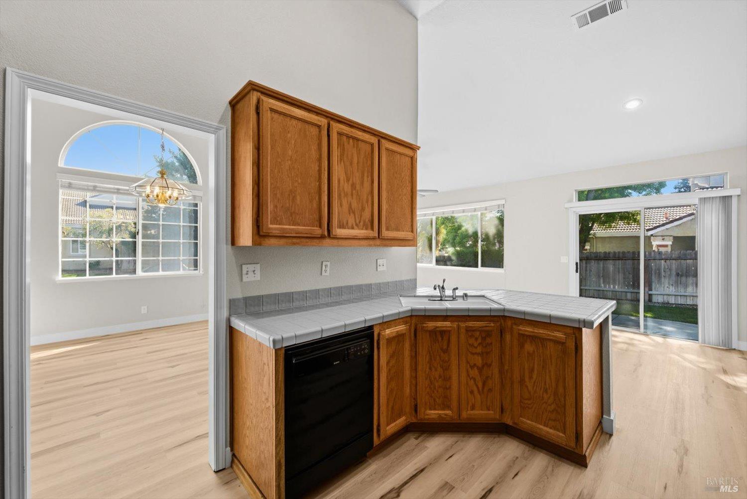 Detail Gallery Image 27 of 58 For 212 Laurelwood Way, Vacaville,  CA 95687 - 3 Beds | 2 Baths
