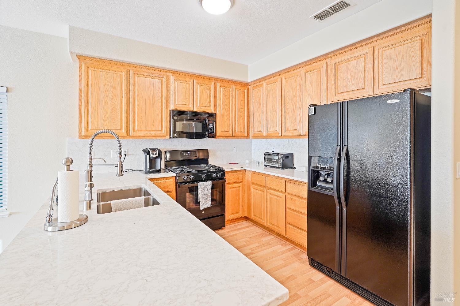 Detail Gallery Image 6 of 26 For 379 Grand Canyon Dr, Vacaville,  CA 95687 - 2 Beds | 2 Baths