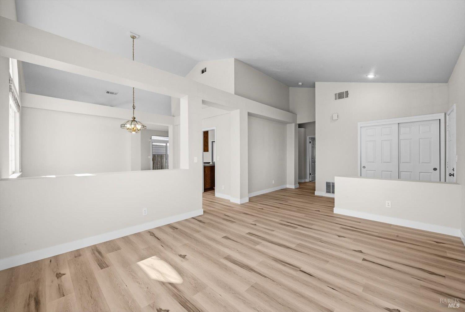 Detail Gallery Image 11 of 58 For 212 Laurelwood Way, Vacaville,  CA 95687 - 3 Beds | 2 Baths