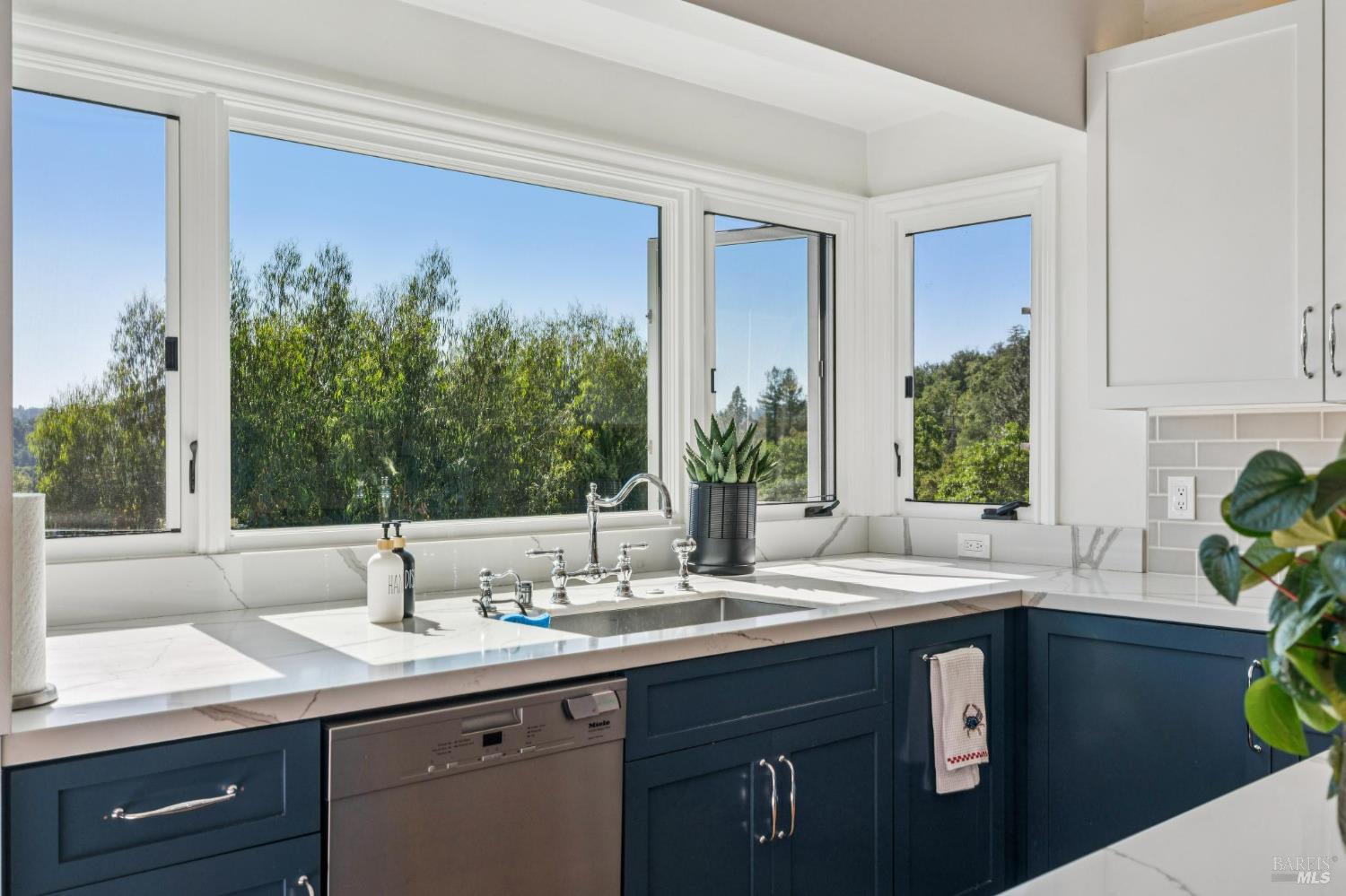 Detail Gallery Image 16 of 63 For 10 Elkhorn Way, San Anselmo,  CA 94960 - 4 Beds | 3 Baths