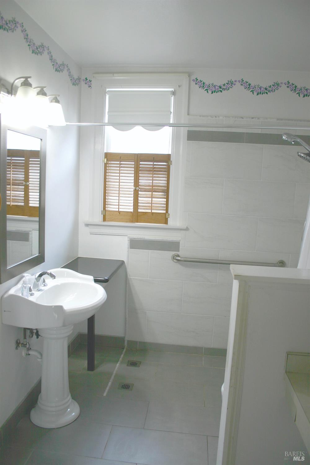 Detail Gallery Image 11 of 27 For 518 Galland St, Petaluma,  CA 94952 - 5 Beds | 2 Baths