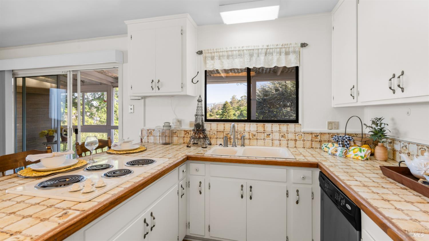 Detail Gallery Image 20 of 83 For 1104 Birch Dr, Petaluma,  CA 94952 - 5 Beds | 2 Baths