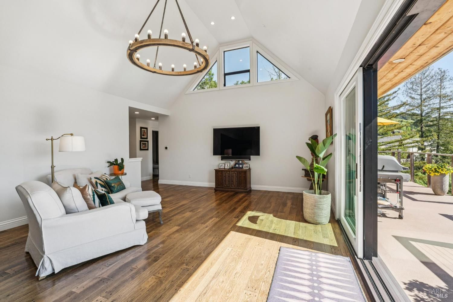 Detail Gallery Image 9 of 63 For 10 Elkhorn Way, San Anselmo,  CA 94960 - 4 Beds | 3 Baths