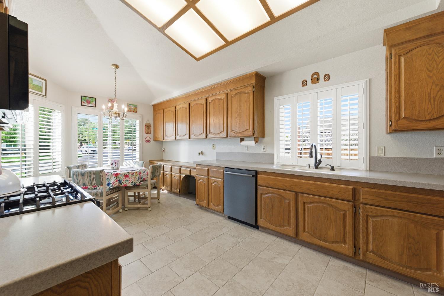 Detail Gallery Image 8 of 42 For 701 Oak Brook Dr, Vacaville,  CA 95687 - 3 Beds | 2 Baths