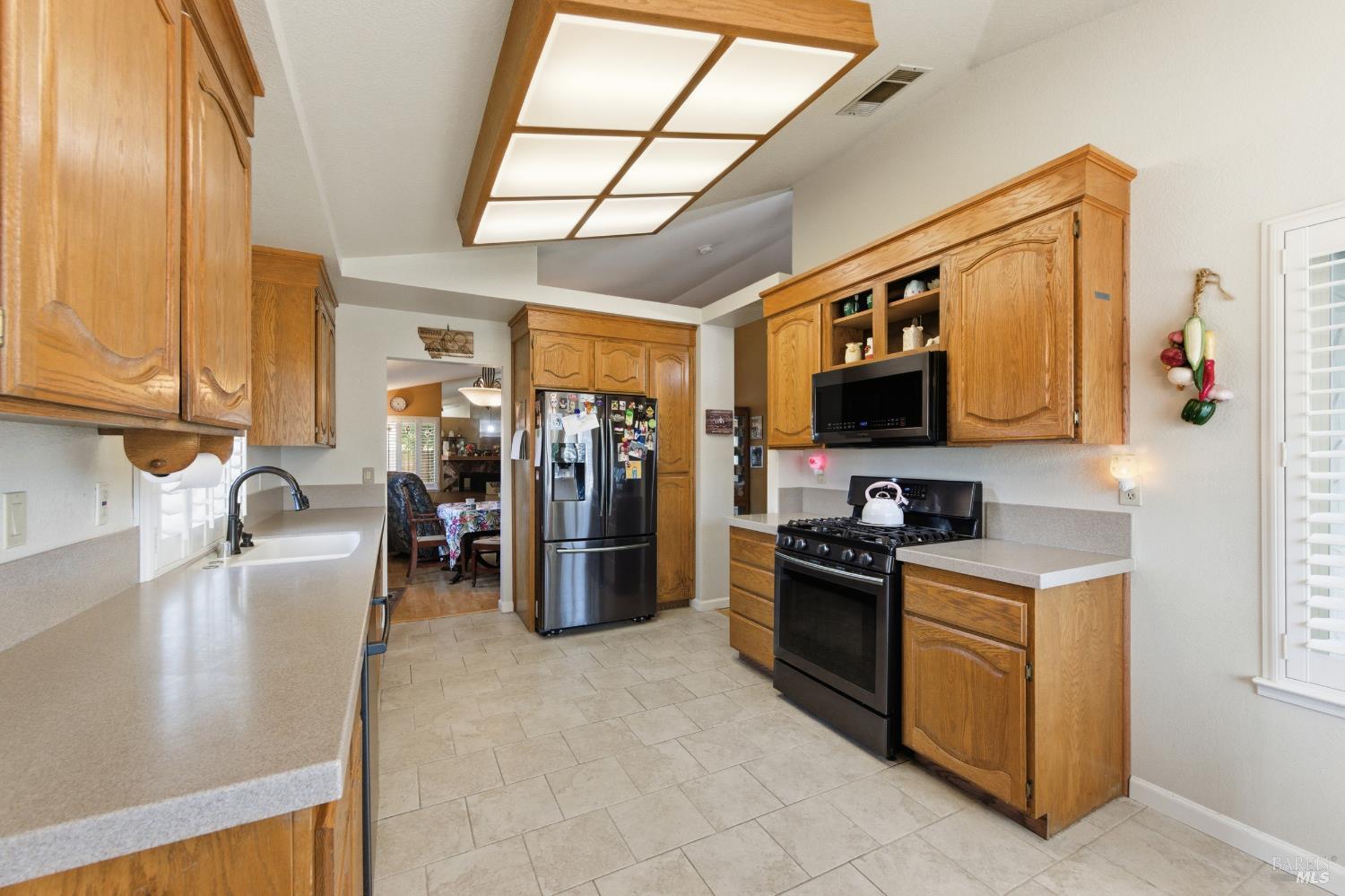 Detail Gallery Image 11 of 42 For 701 Oak Brook Dr, Vacaville,  CA 95687 - 3 Beds | 2 Baths