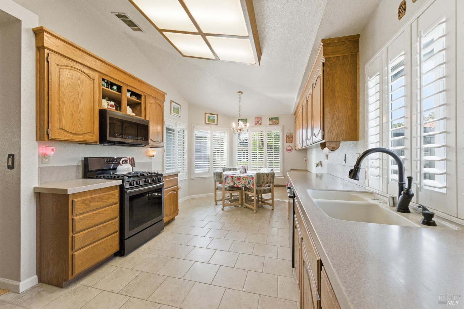 Detail Gallery Image 9 of 42 For 701 Oak Brook Dr, Vacaville,  CA 95687 - 3 Beds | 2 Baths