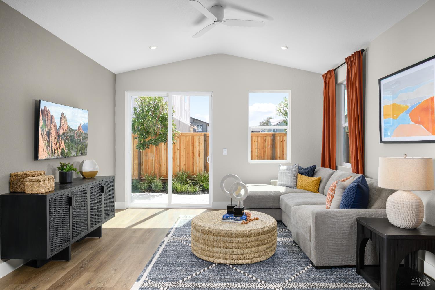 Detail Gallery Image 8 of 16 For 2465 Northridge Ln, Santa Rosa,  CA 95403 - 3 Beds | 2 Baths