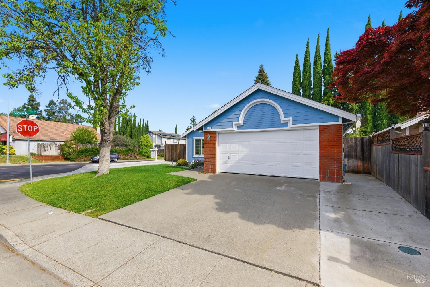 Detail Gallery Image 3 of 42 For 701 Oak Brook Dr, Vacaville,  CA 95687 - 3 Beds | 2 Baths