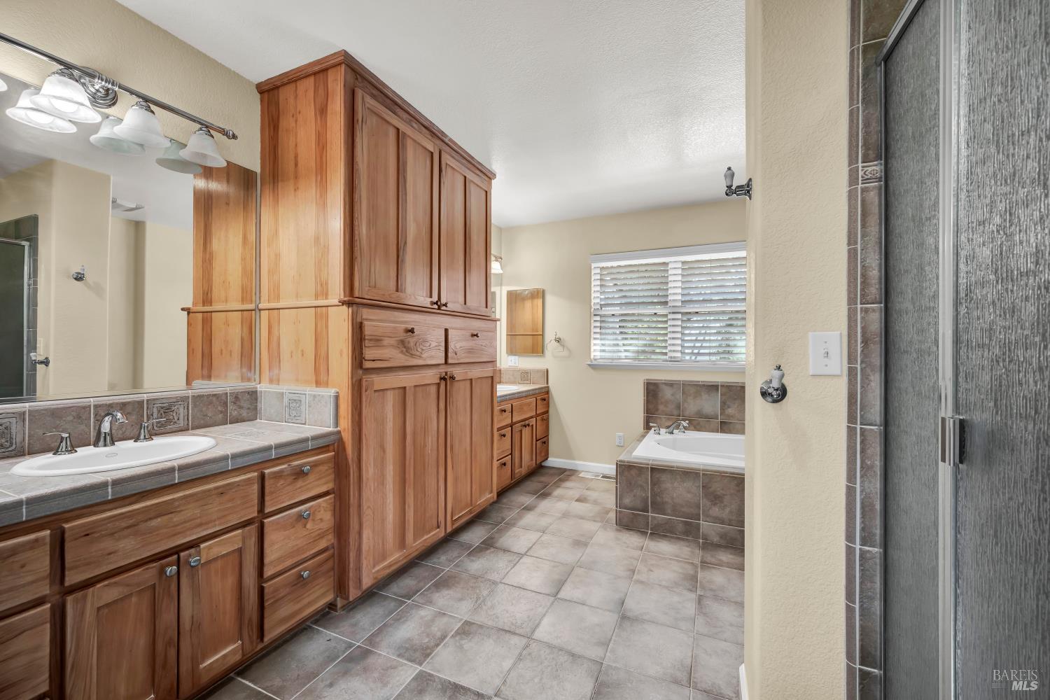 Detail Gallery Image 16 of 33 For 17120 Knollview Dr, Hidden Valley Lake,  CA 95467 - 3 Beds | 2 Baths