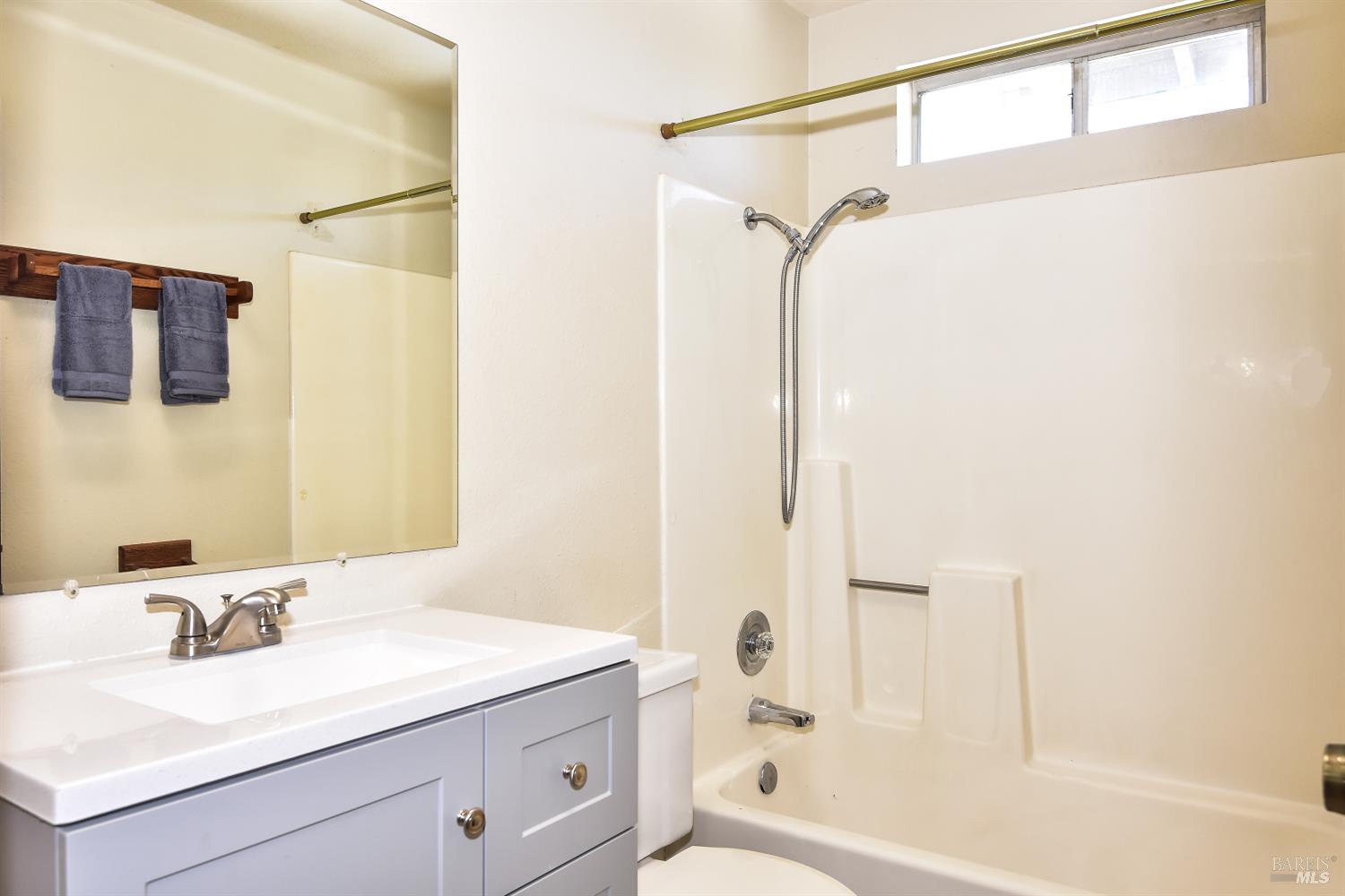 Detail Gallery Image 8 of 13 For 418 Nut Tree Rd, Vacaville,  CA 95687 - 3 Beds | 3 Baths