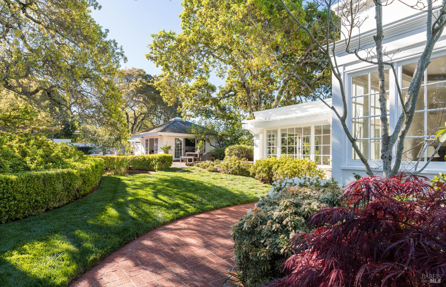 Detail Gallery Image 3 of 59 For 14 Skyland Way, Ross,  CA 94957 - 5 Beds | 4/1 Baths