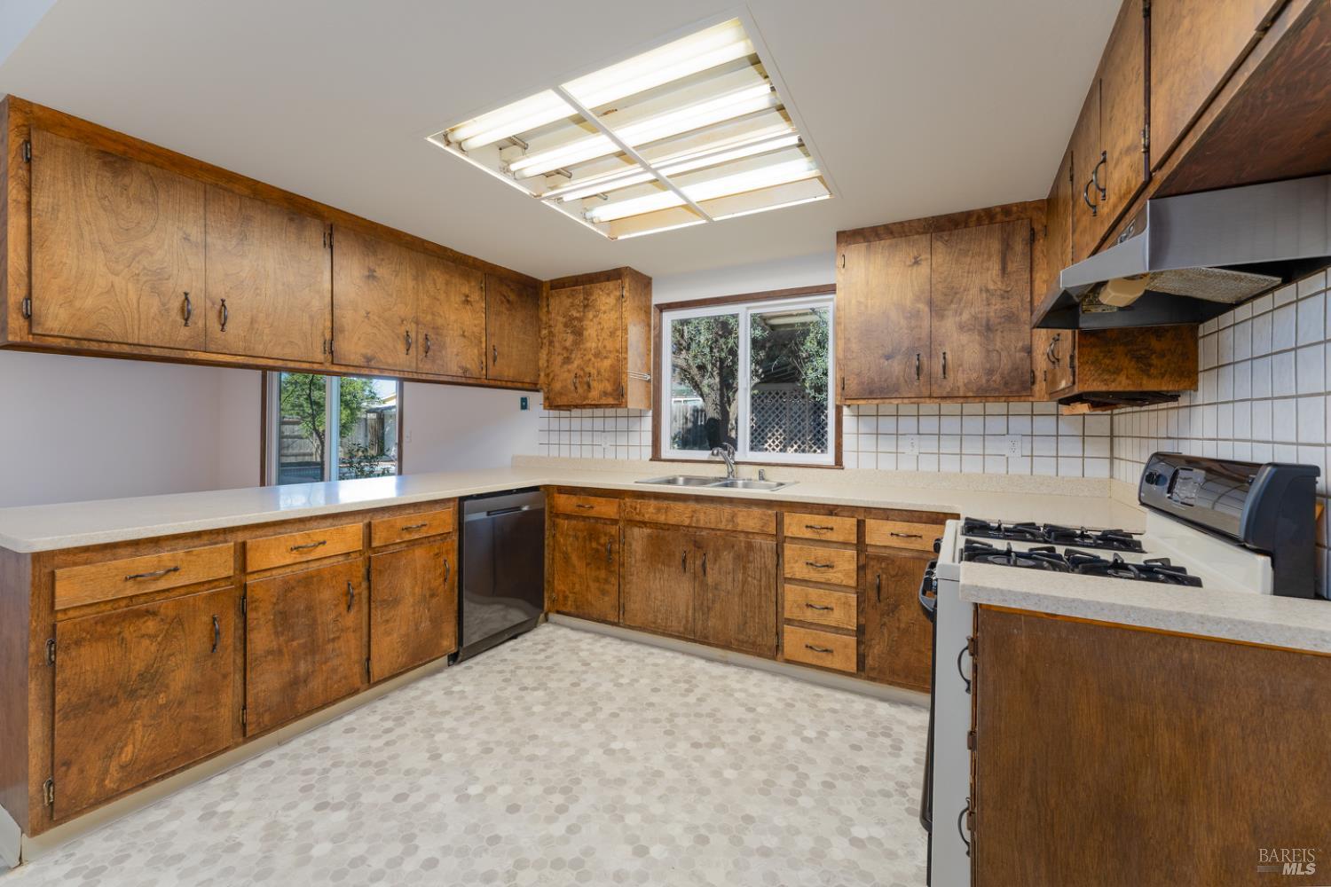 Detail Gallery Image 6 of 29 For 1339 Laurel Ave, Ukiah,  CA 95482 - 3 Beds | 2 Baths