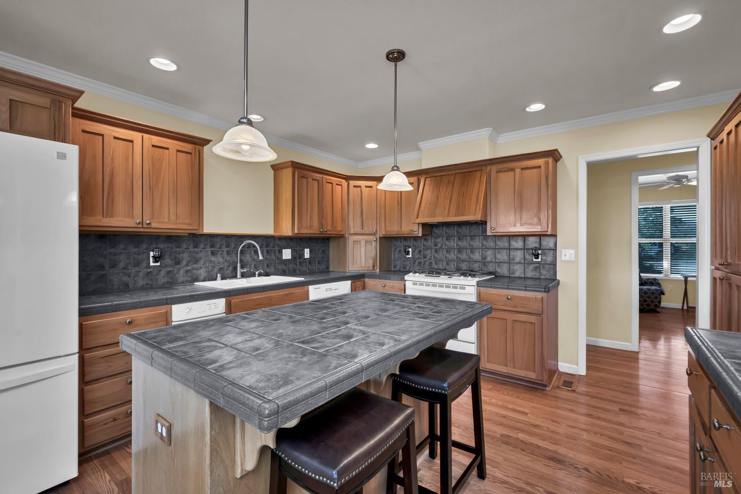 Detail Gallery Image 11 of 33 For 17120 Knollview Dr, Hidden Valley Lake,  CA 95467 - 3 Beds | 2 Baths