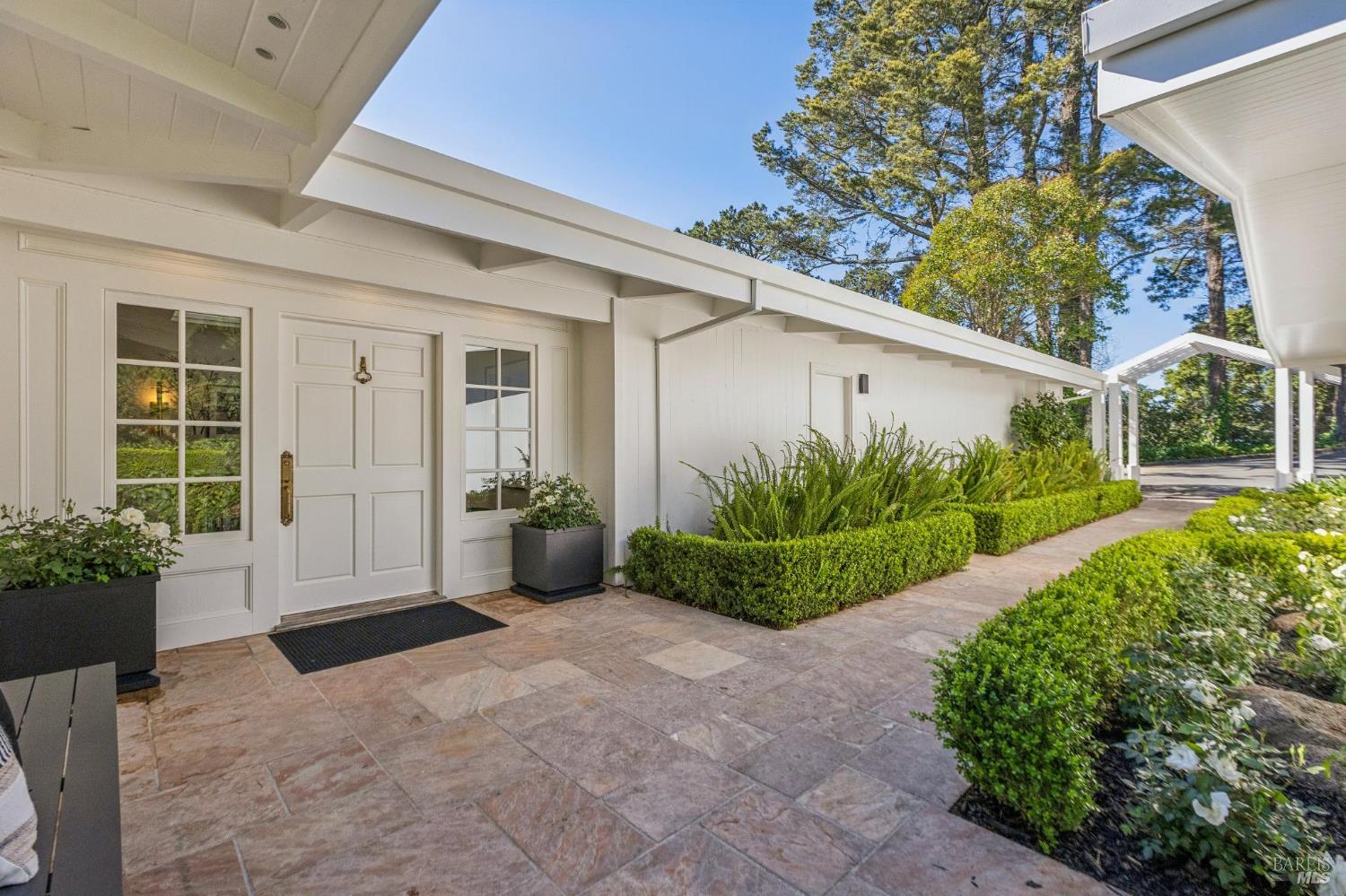 Detail Gallery Image 4 of 54 For 17 Tanfield Rd, Tiburon,  CA 94920 - 5 Beds | 5 Baths