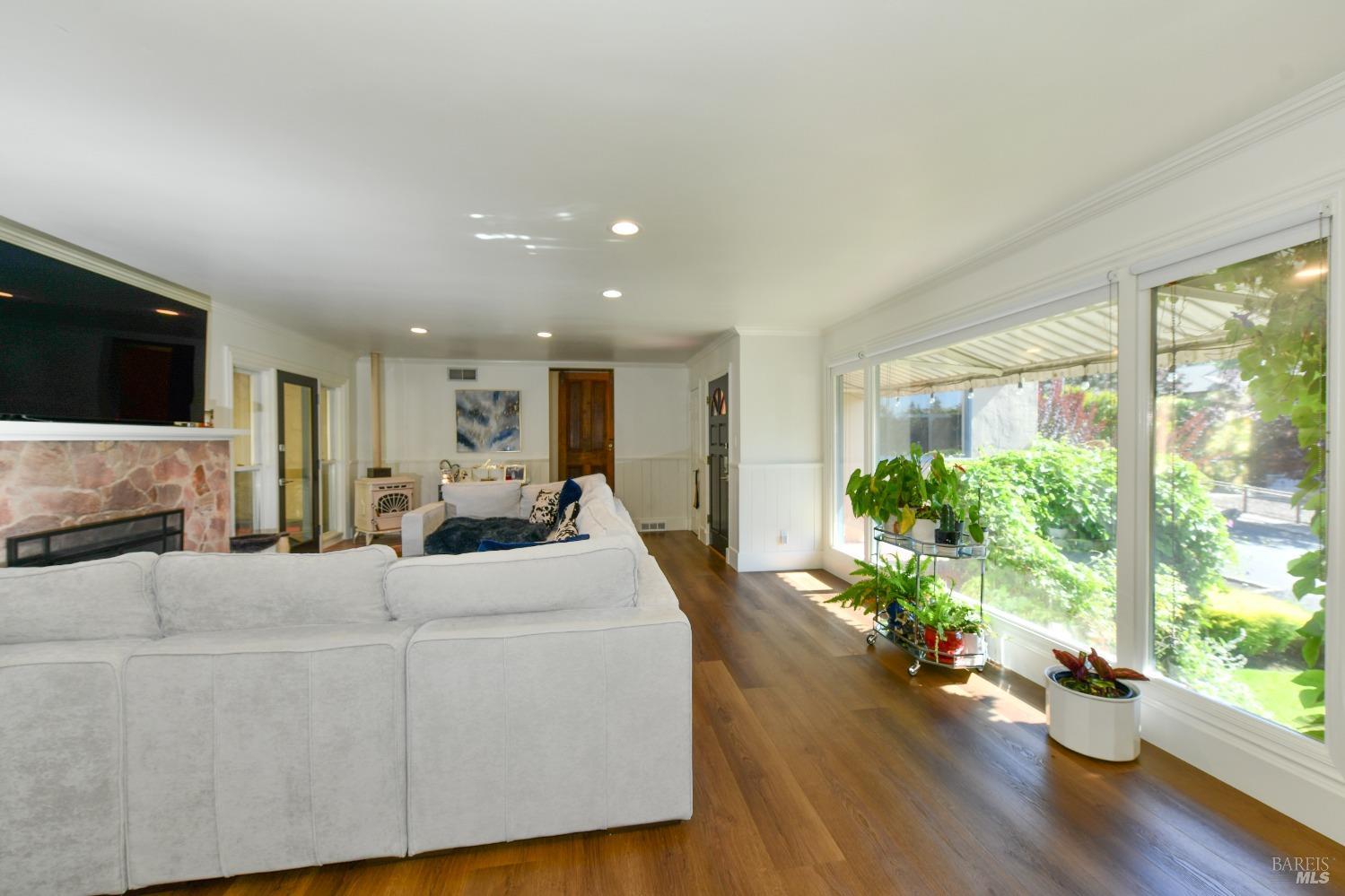 Detail Gallery Image 10 of 31 For 4 Ramona Ave, Napa,  CA 94559 - 3 Beds | 2 Baths