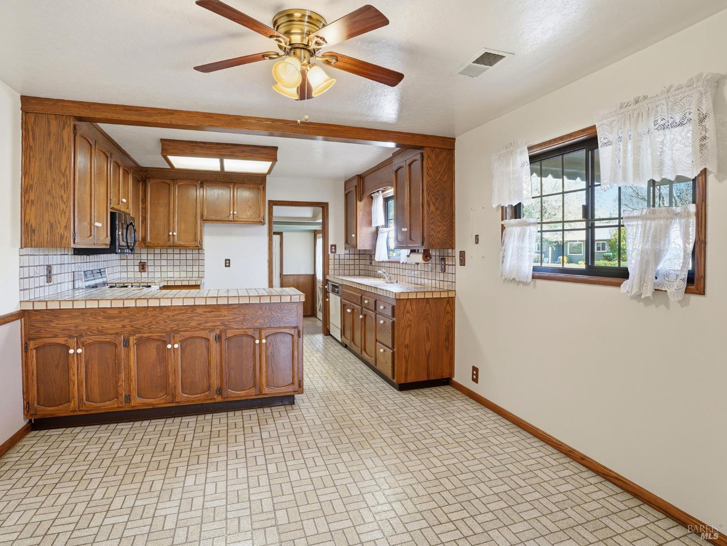 Detail Gallery Image 18 of 57 For 645 Speers Rd, Santa Rosa,  CA 95409 - 3 Beds | 2/1 Baths